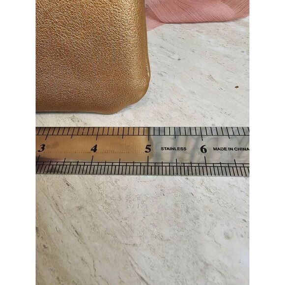 🔥$5/$25 Adrienne Vittadini Gold Metallic Clutch Wristlet With Logo Charm - Picture 9 of 9